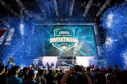 S15赛后群访Faker：对不起粉丝，明年会再来。